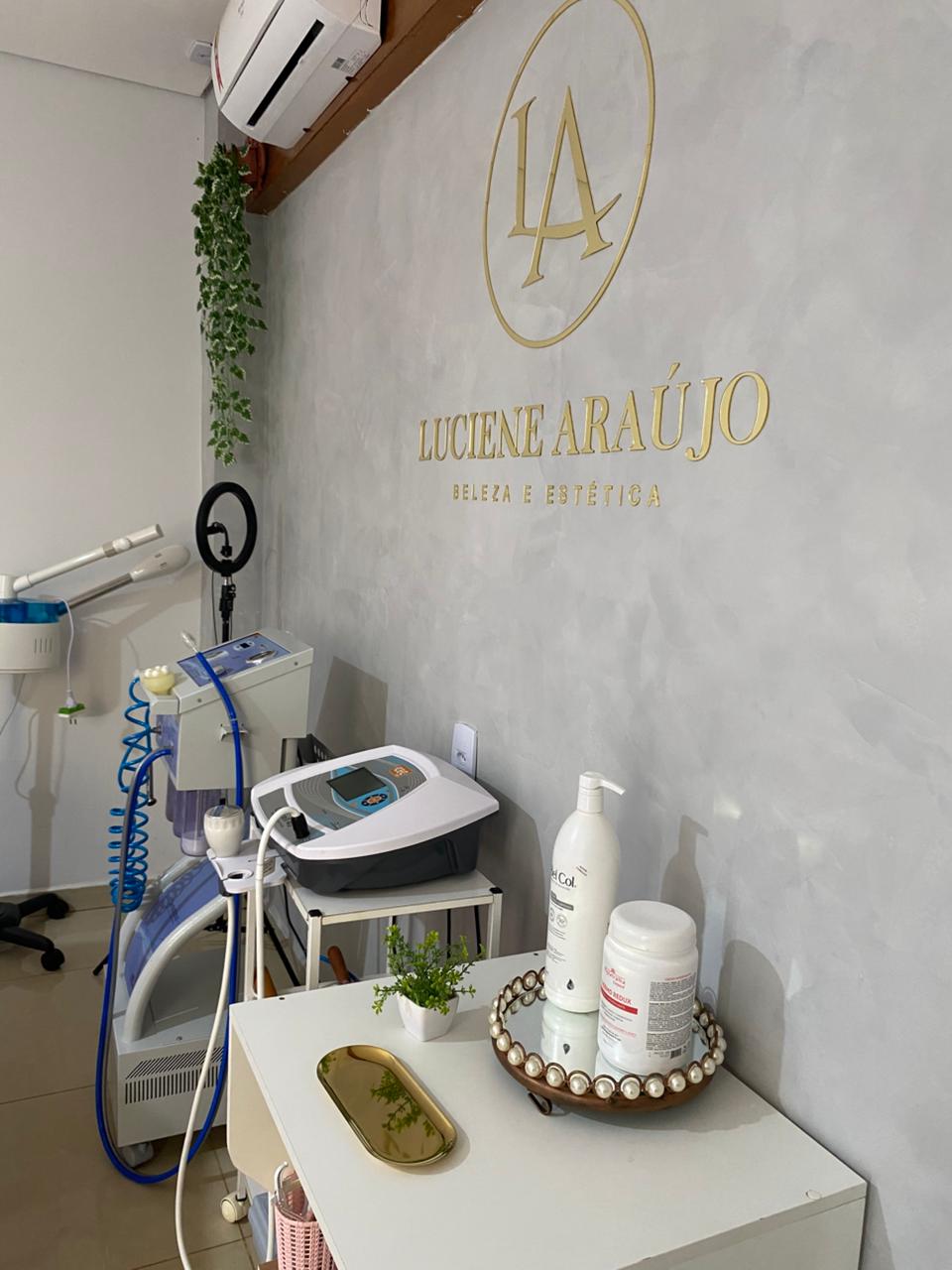 Mesa de produtos na bandeja dourada